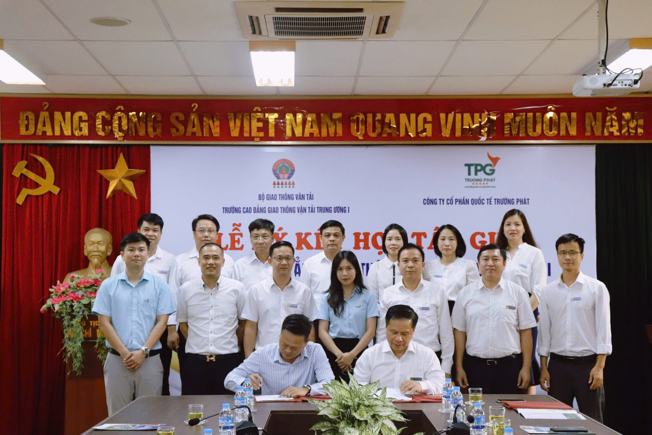 Ông Nguyễn Tiến Hoàn – Tổng giám đốc Công ty Cổ phần Quốc tế Trường Phát Group và Ông Dương Thế Anh – Hiệu trưởng nhà trường ký biên bản hợp tác trước sự chứng kiến của đại diện hai bên