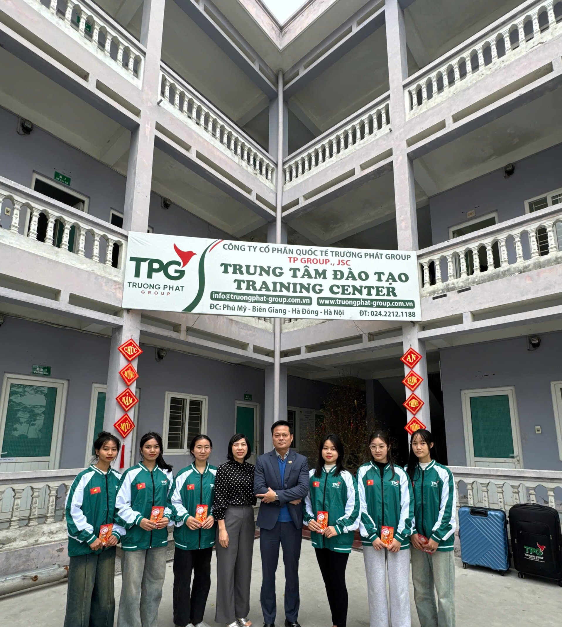 Tổng giám đốc Trường Phát Group chụp ảnh lưu niệm cùng các học viên tại lễ xuất cảnh ngày 3.2.2025